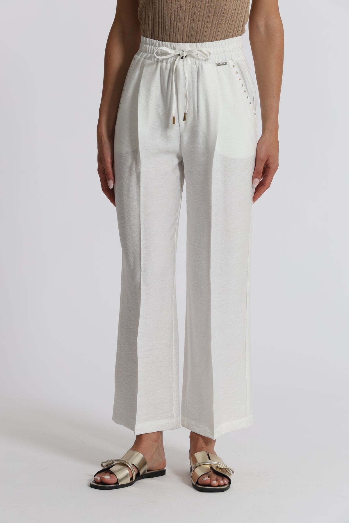 PANTALONE CON DETTAGLIO BORCHIE