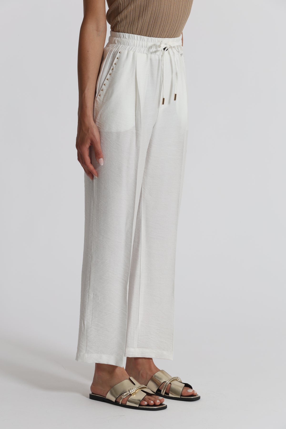 PANTALONE CON DETTAGLIO BORCHIE