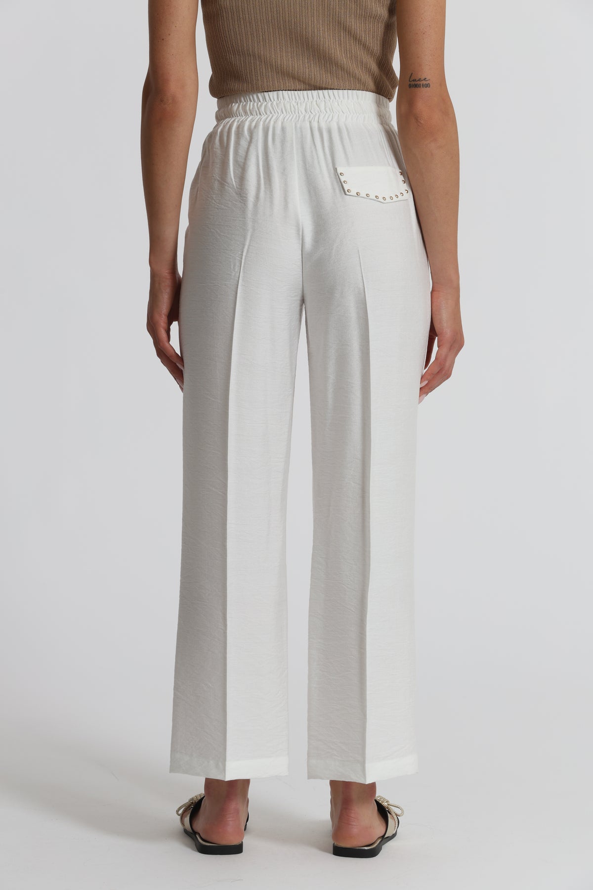 PANTALONE CON DETTAGLIO BORCHIE