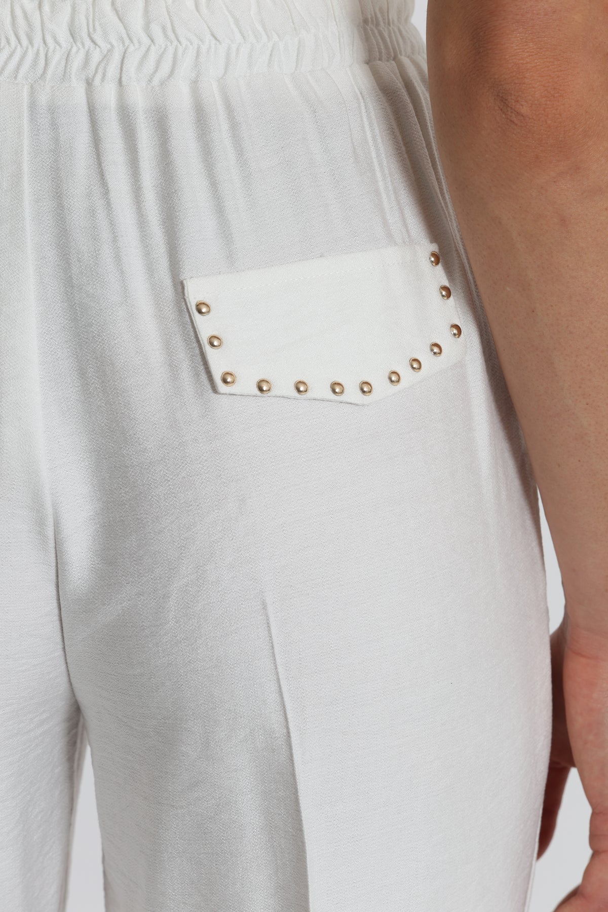PANTALONE CON DETTAGLIO BORCHIE