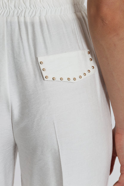 PANTALONE CON DETTAGLIO BORCHIE