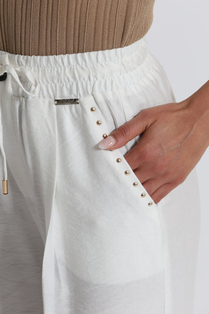 PANTALONE CON DETTAGLIO BORCHIE