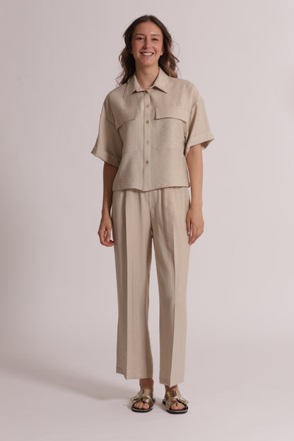 PANTALONE CON DETTAGLIO BORCHIE