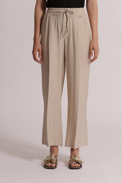 PANTALONE CON DETTAGLIO BORCHIE