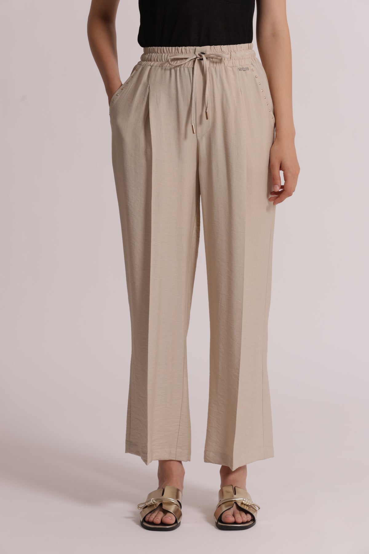 PANTALONE CON DETTAGLIO BORCHIE