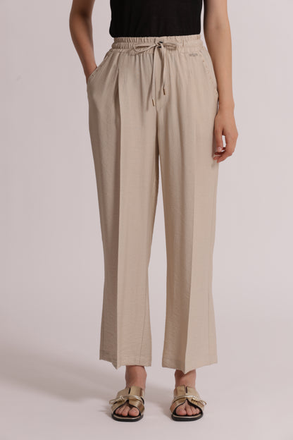 PANTALONE CON DETTAGLIO BORCHIE
