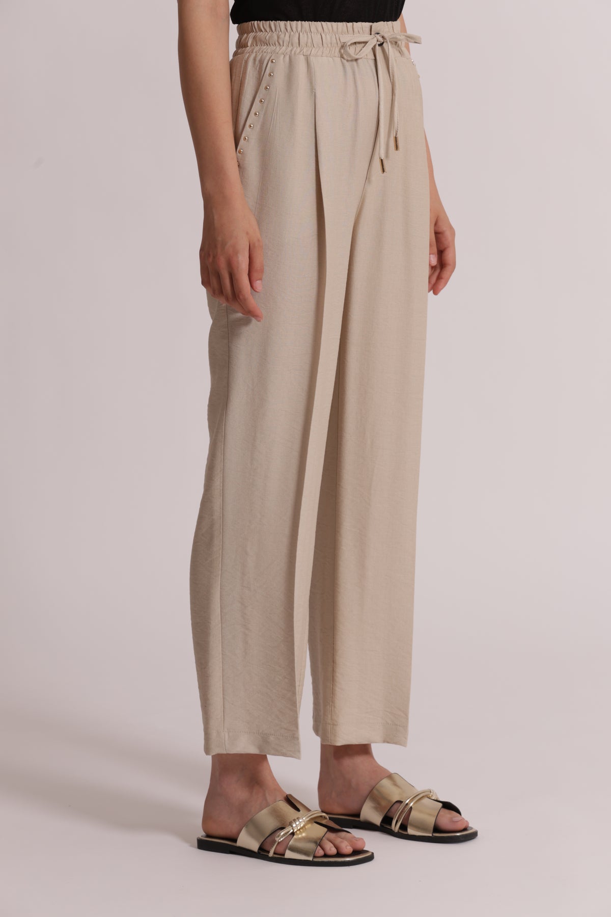 PANTALONE CON DETTAGLIO BORCHIE