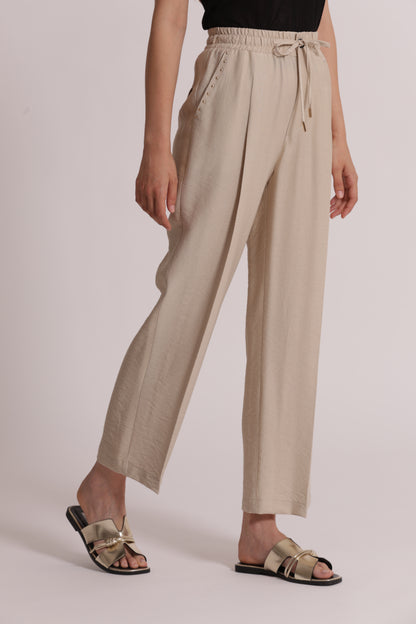 PANTALONE CON DETTAGLIO BORCHIE