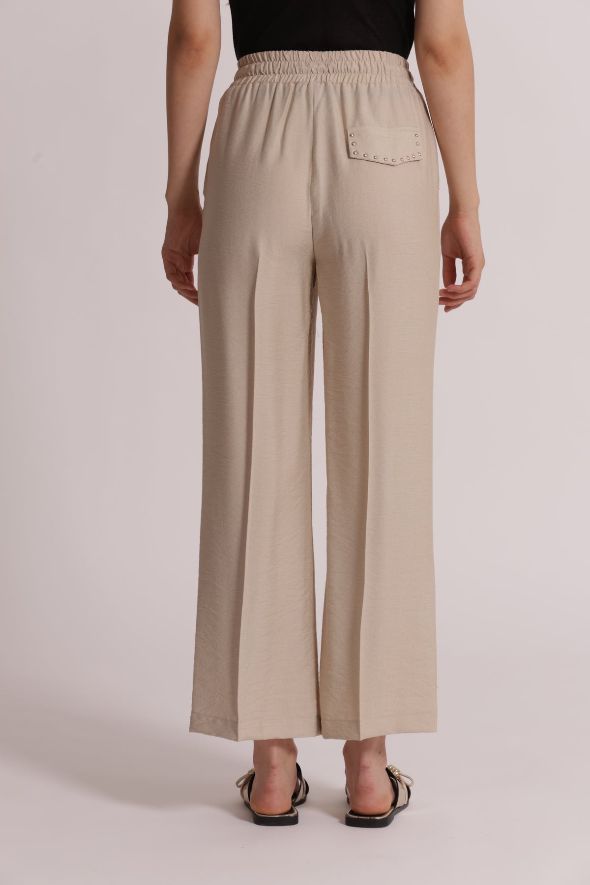 PANTALONE CON DETTAGLIO BORCHIE