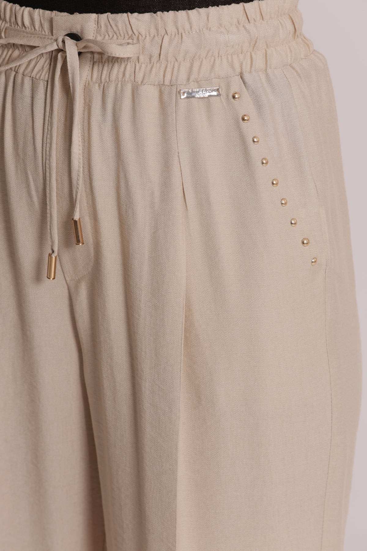 PANTALONE CON DETTAGLIO BORCHIE