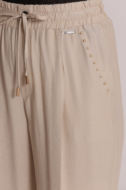 PANTALONE CON DETTAGLIO BORCHIE