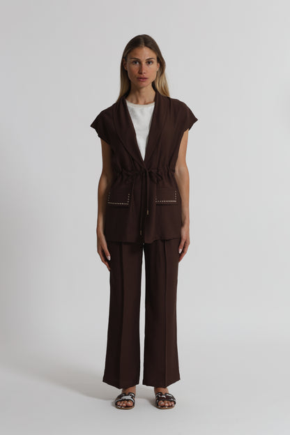 PANTALONE CON DETTAGLIO BORCHIE