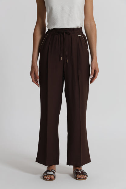 PANTALONE CON DETTAGLIO BORCHIE