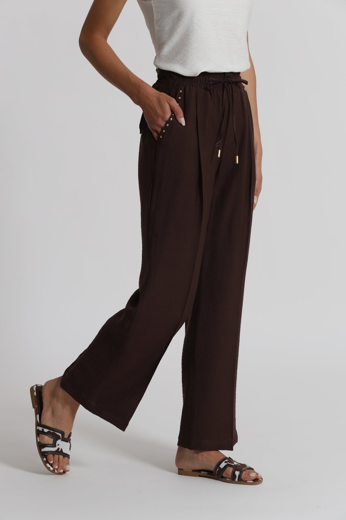 PANTALONE CON DETTAGLIO BORCHIE