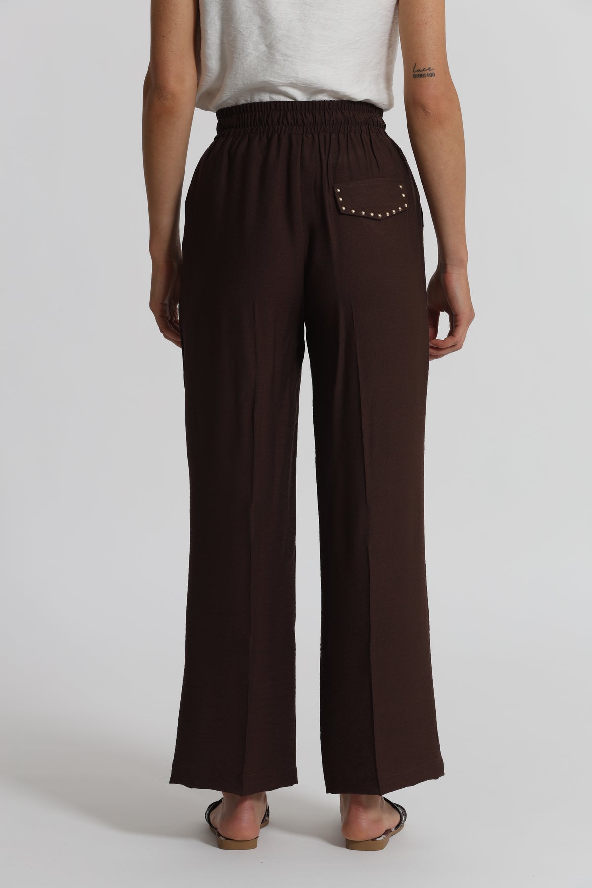 PANTALONE CON DETTAGLIO BORCHIE