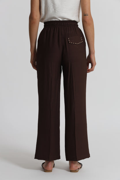 PANTALONE CON DETTAGLIO BORCHIE