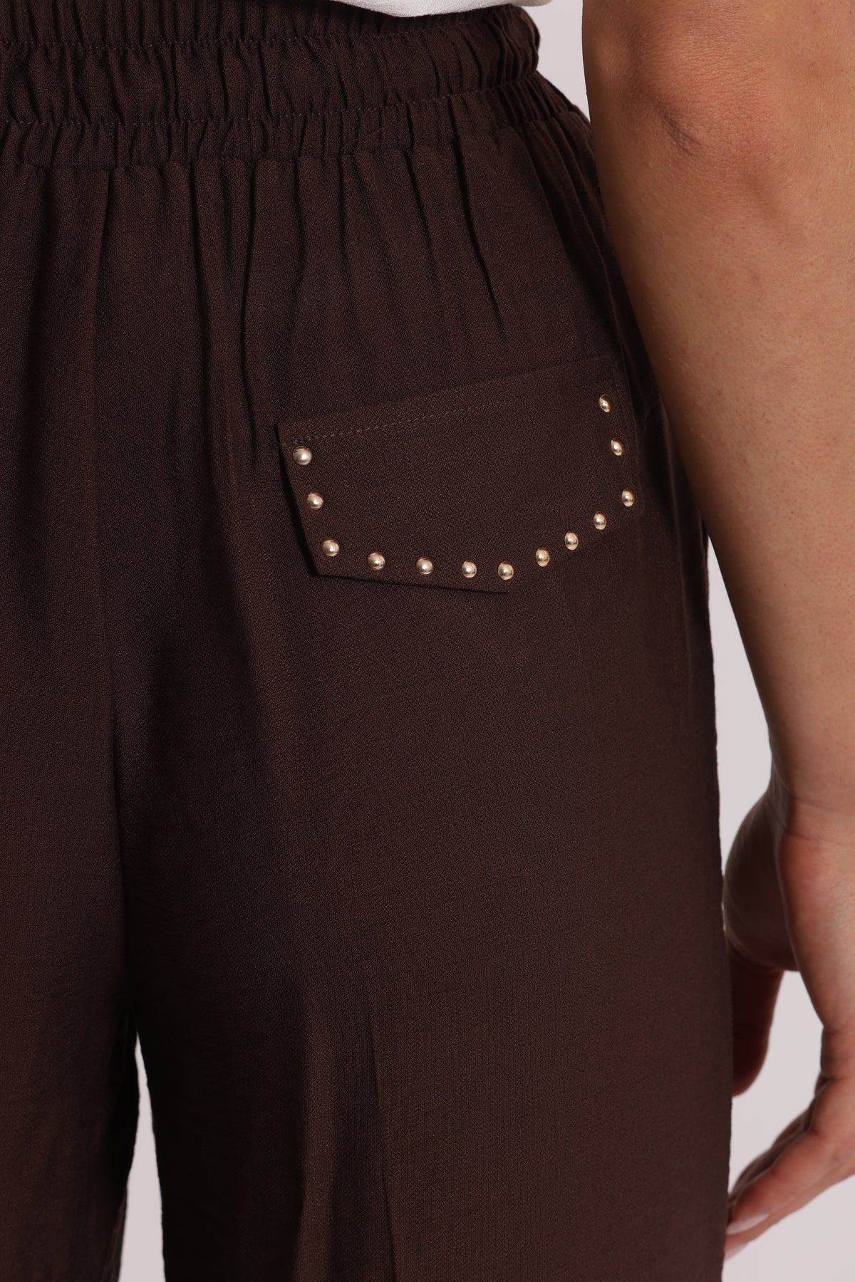PANTALONE CON DETTAGLIO BORCHIE