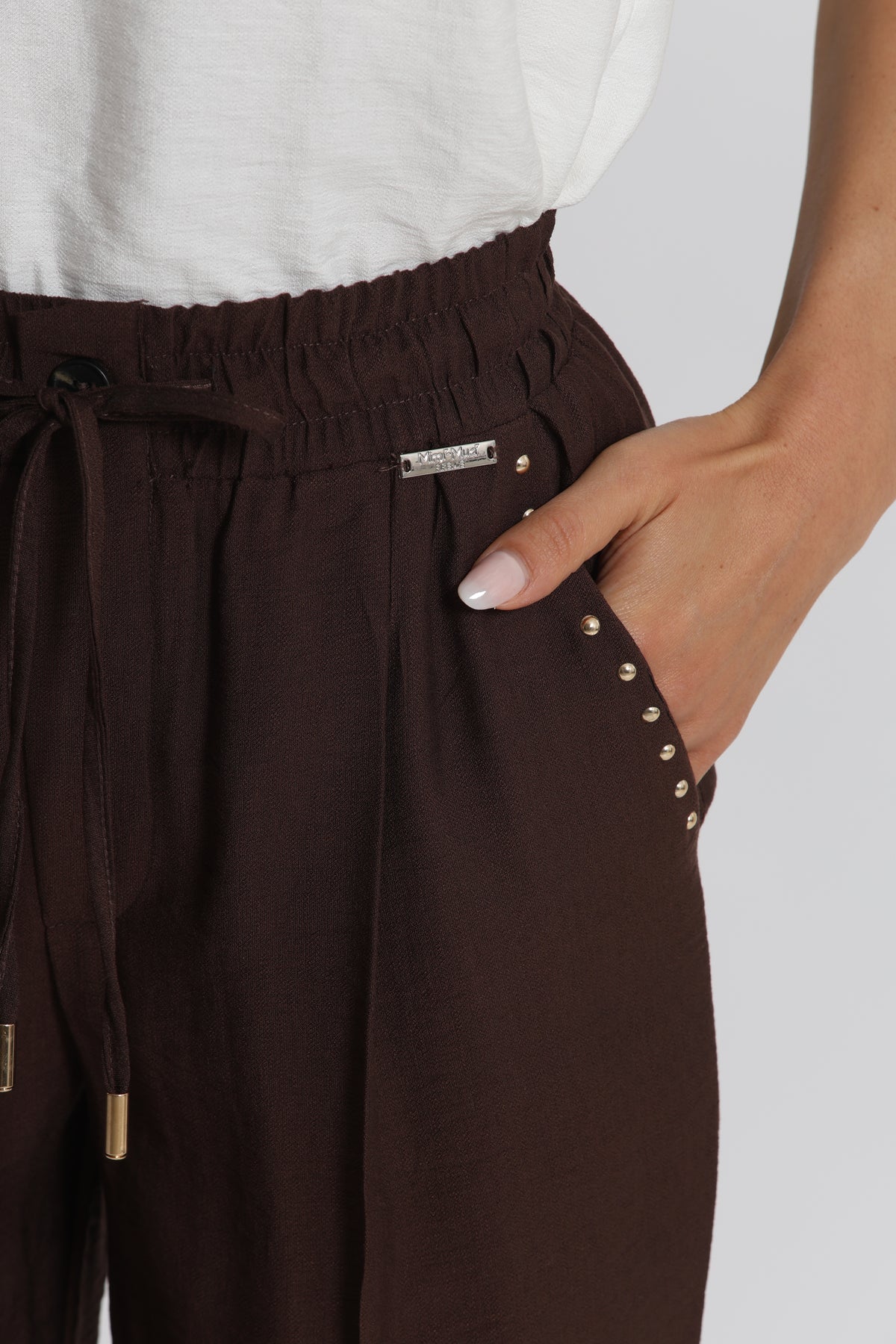 PANTALONE CON DETTAGLIO BORCHIE