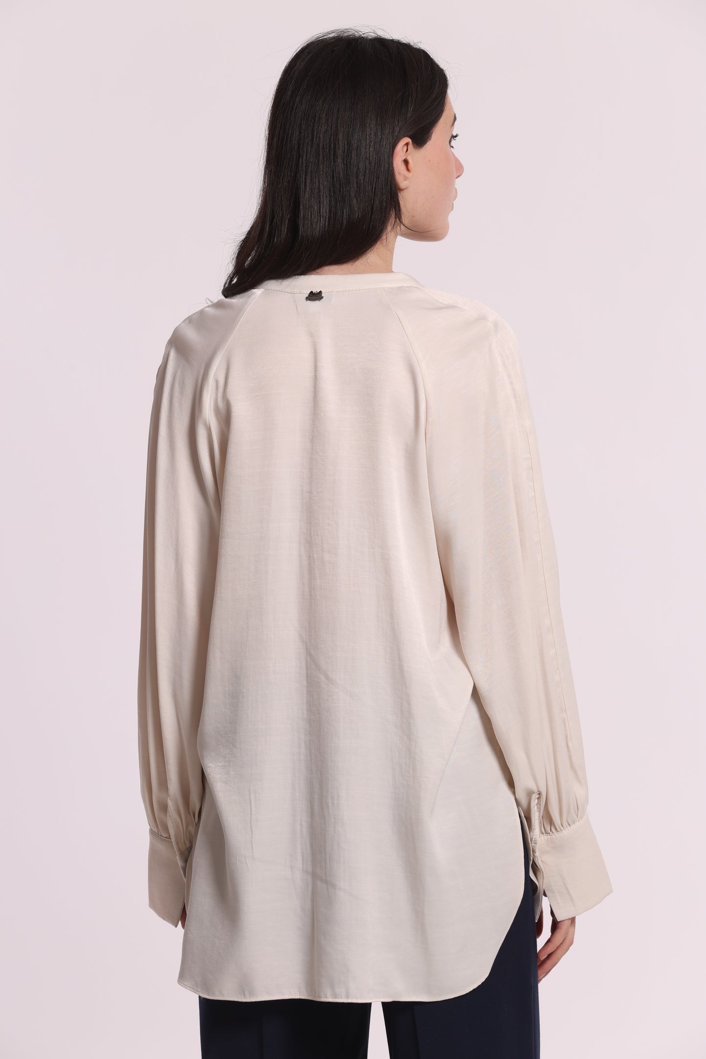 BLUSA SCOLLO A V MANO SETA