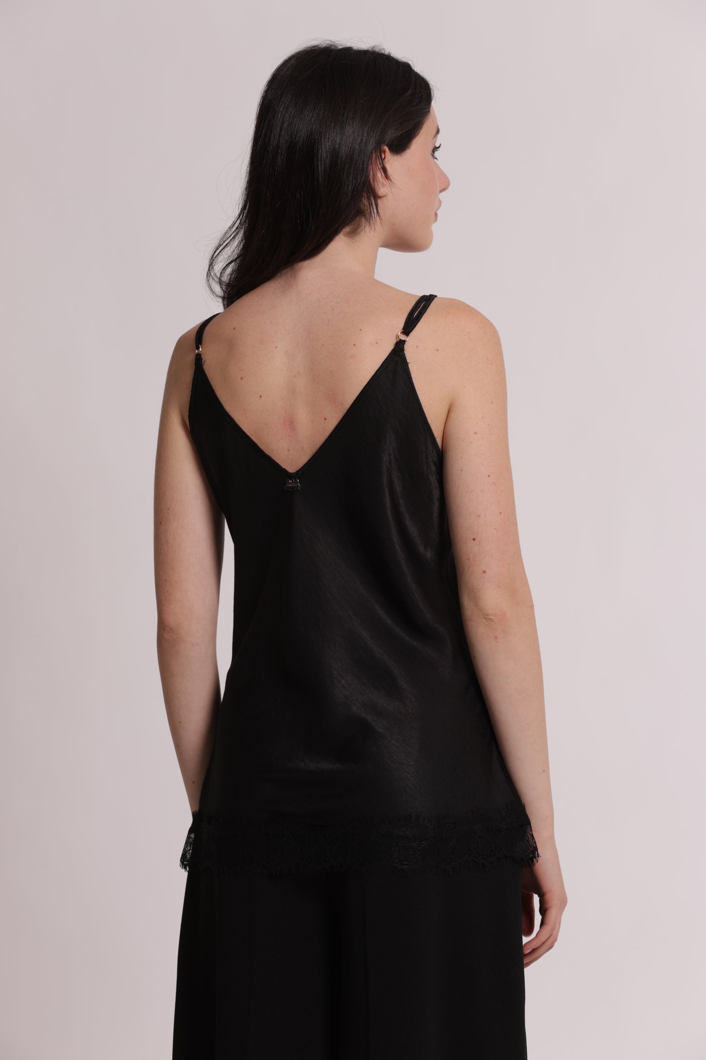 TOP CON DETTAGLI IN PIZZO