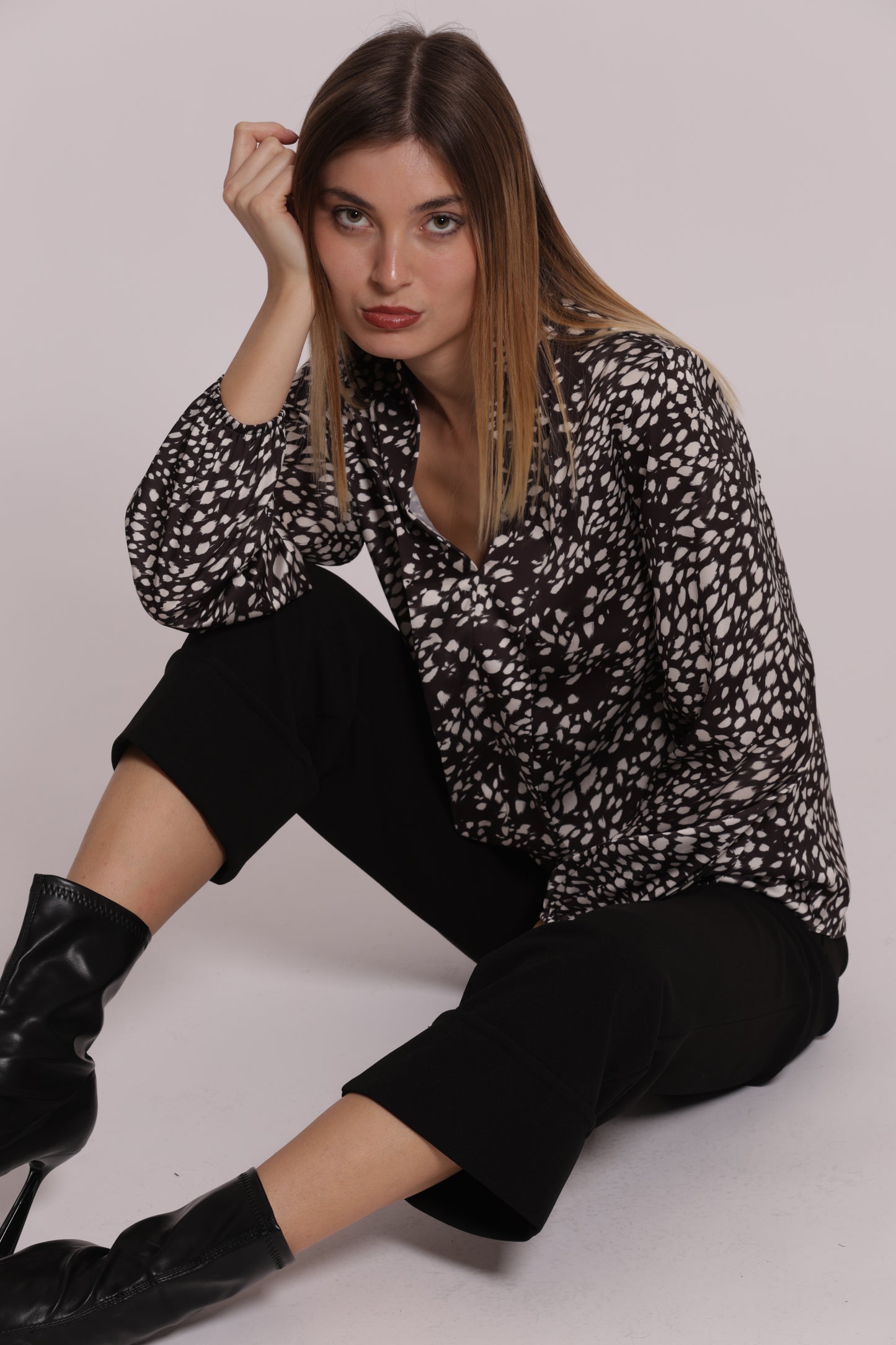 BLUSA SCOLLO A V FANTASIA MACULATO