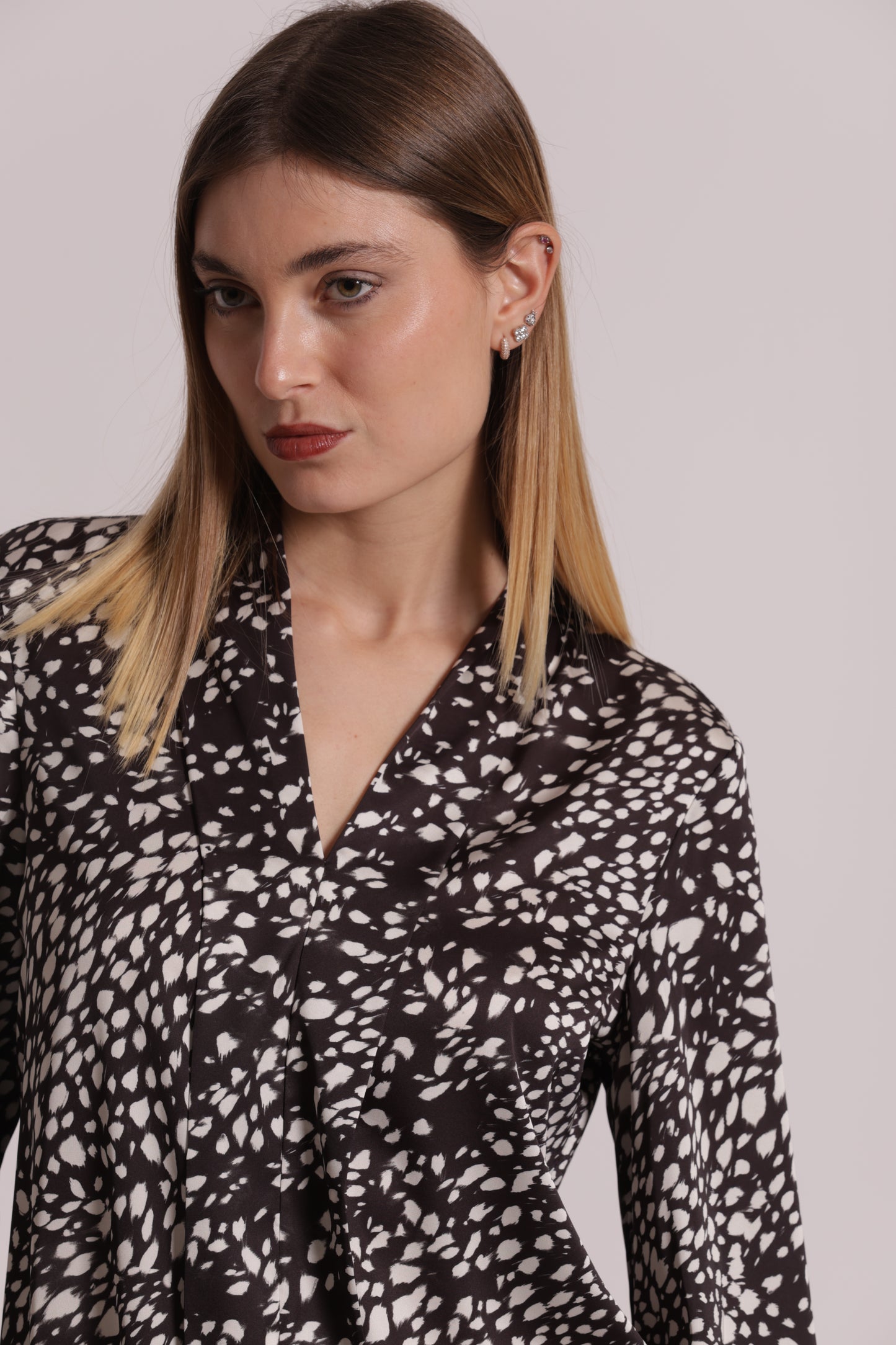 BLUSA SCOLLO A V FANTASIA MACULATO
