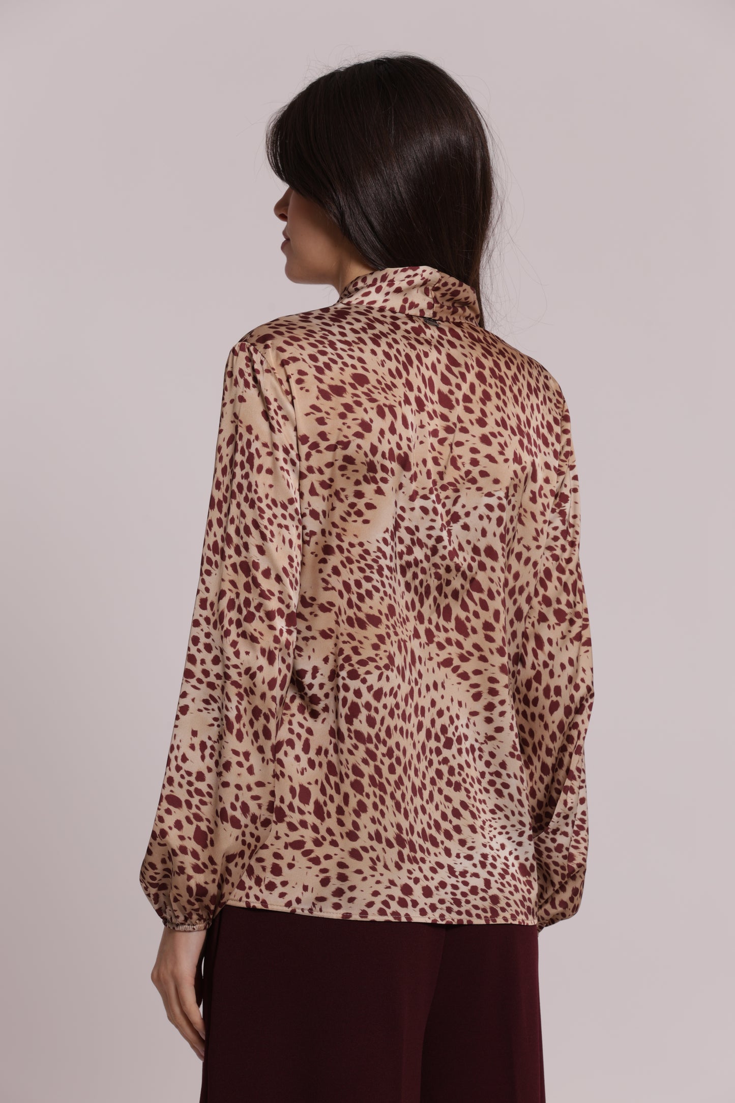 BLUSA SCOLLO A V FANTASIA MACULATO