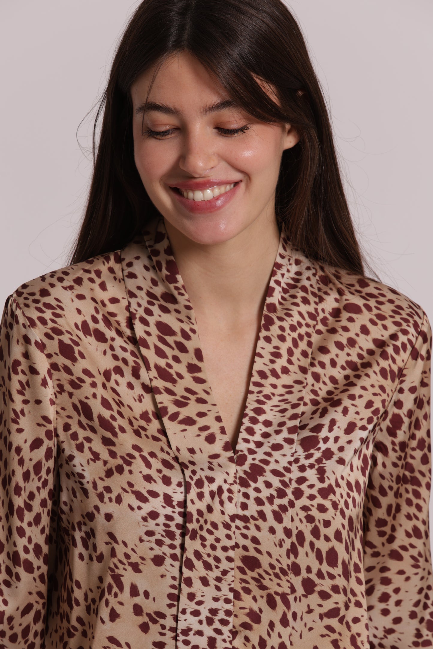 BLUSA SCOLLO A V FANTASIA MACULATO