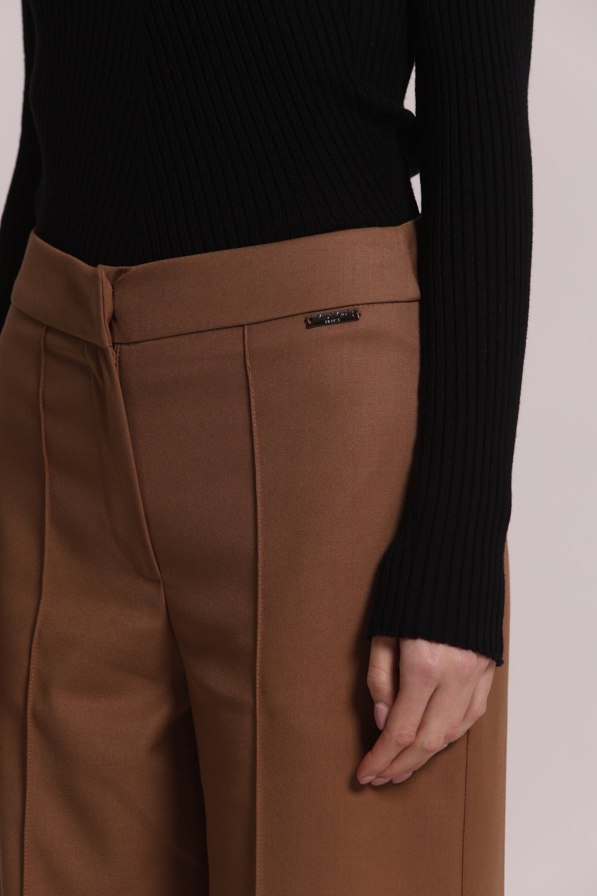 PANTALONE IN VANZ CON RISVOLTO SUL FONDO