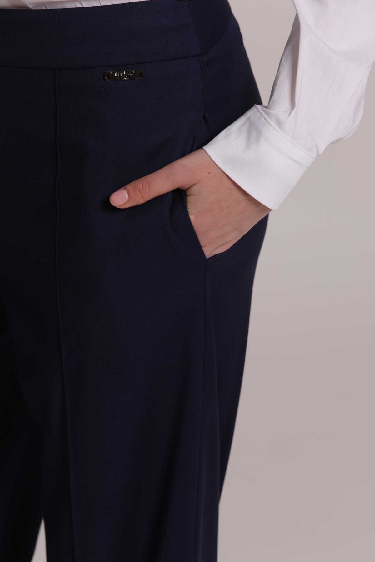 PANTALONE IN VANZ CON RISVOLTO SUL FONDO