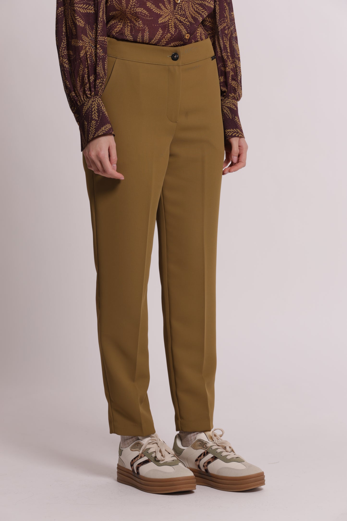 PANTALONE SIGARETTA CON ELASTICO DIETRO