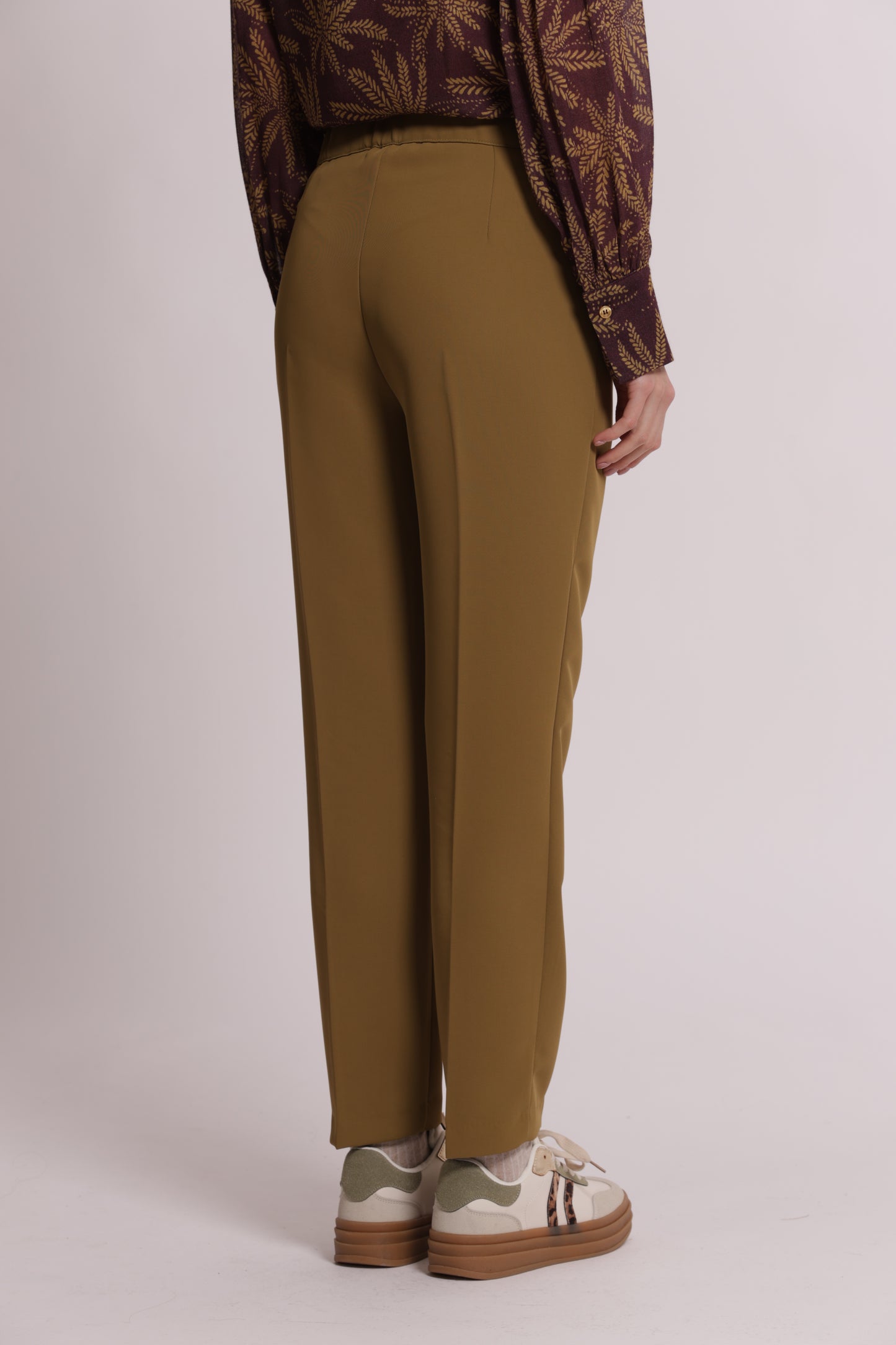 PANTALONE SIGARETTA CON ELASTICO DIETRO