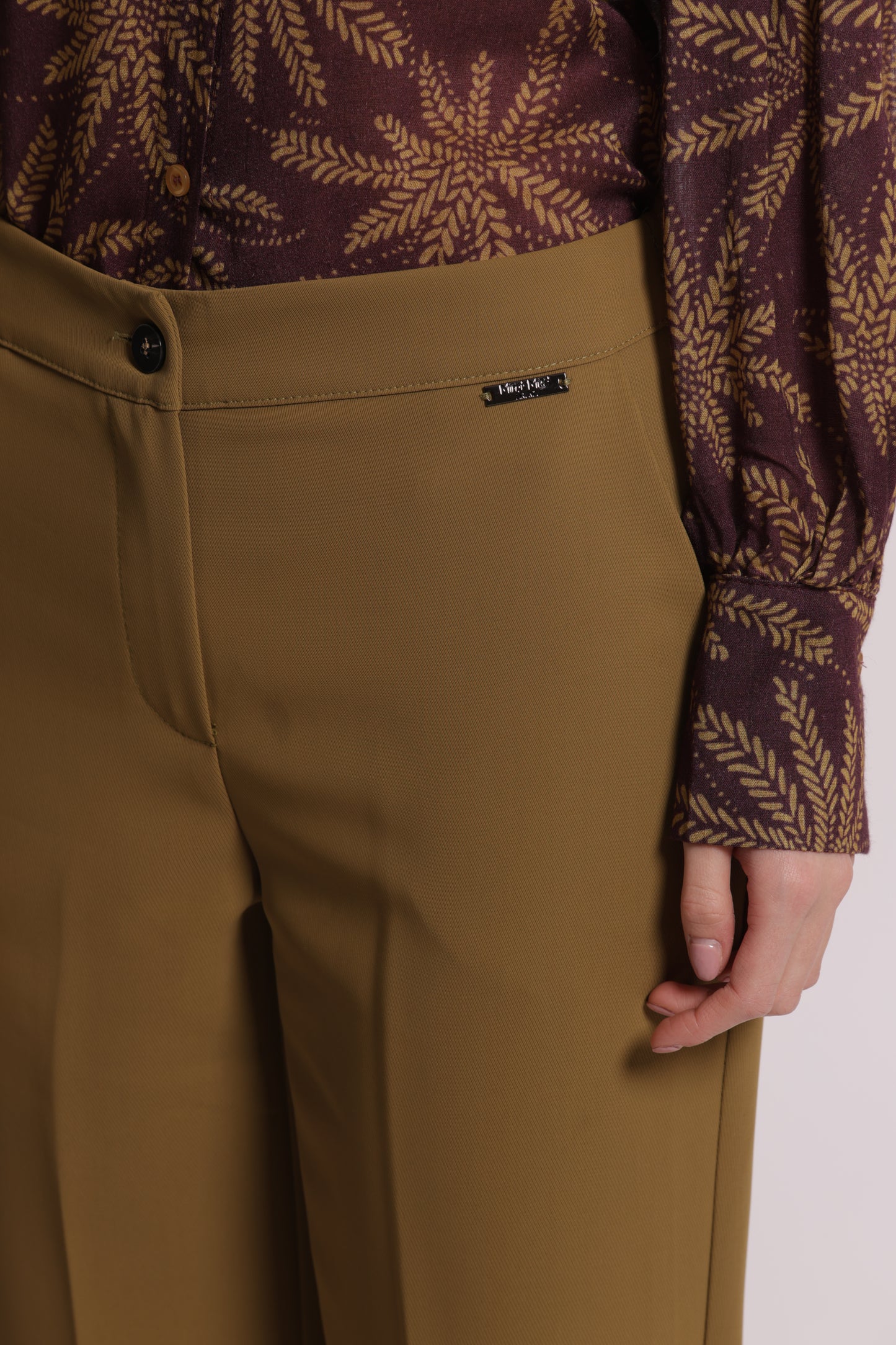 PANTALONE SIGARETTA CON ELASTICO DIETRO