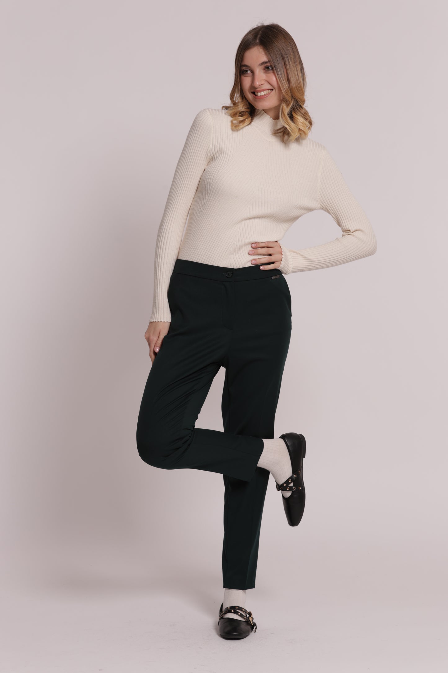 PANTALONE SIGARETTA CON ELASTICO DIETRO