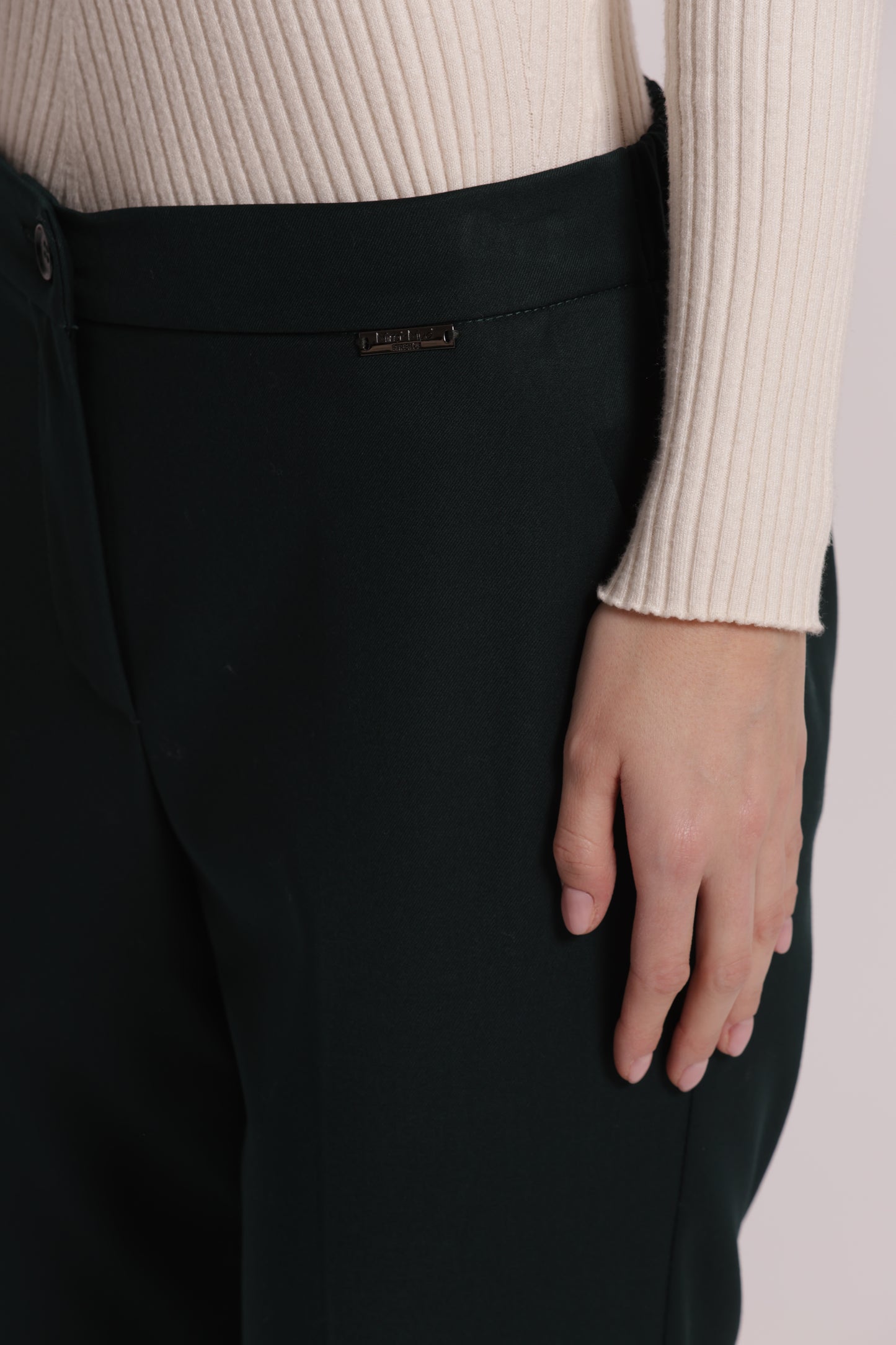 PANTALONE SIGARETTA CON ELASTICO DIETRO
