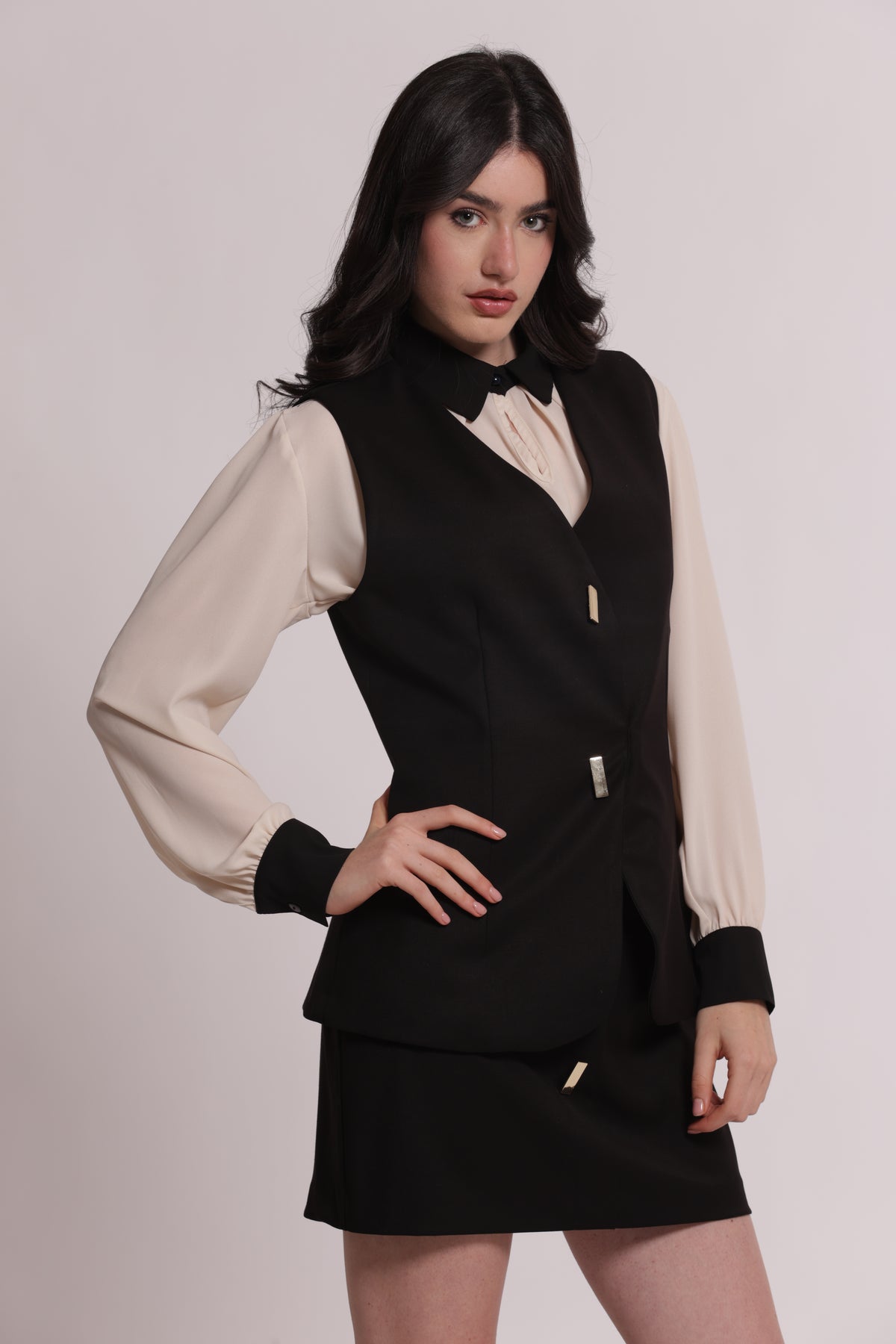 GILET CON BOTTONI METALLICI