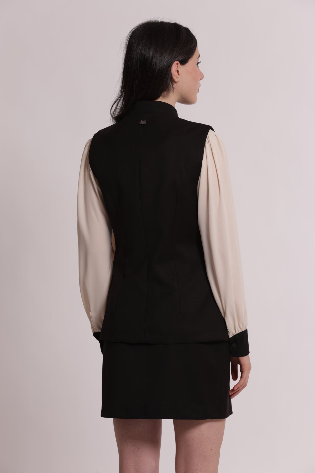 GILET CON BOTTONI METALLICI