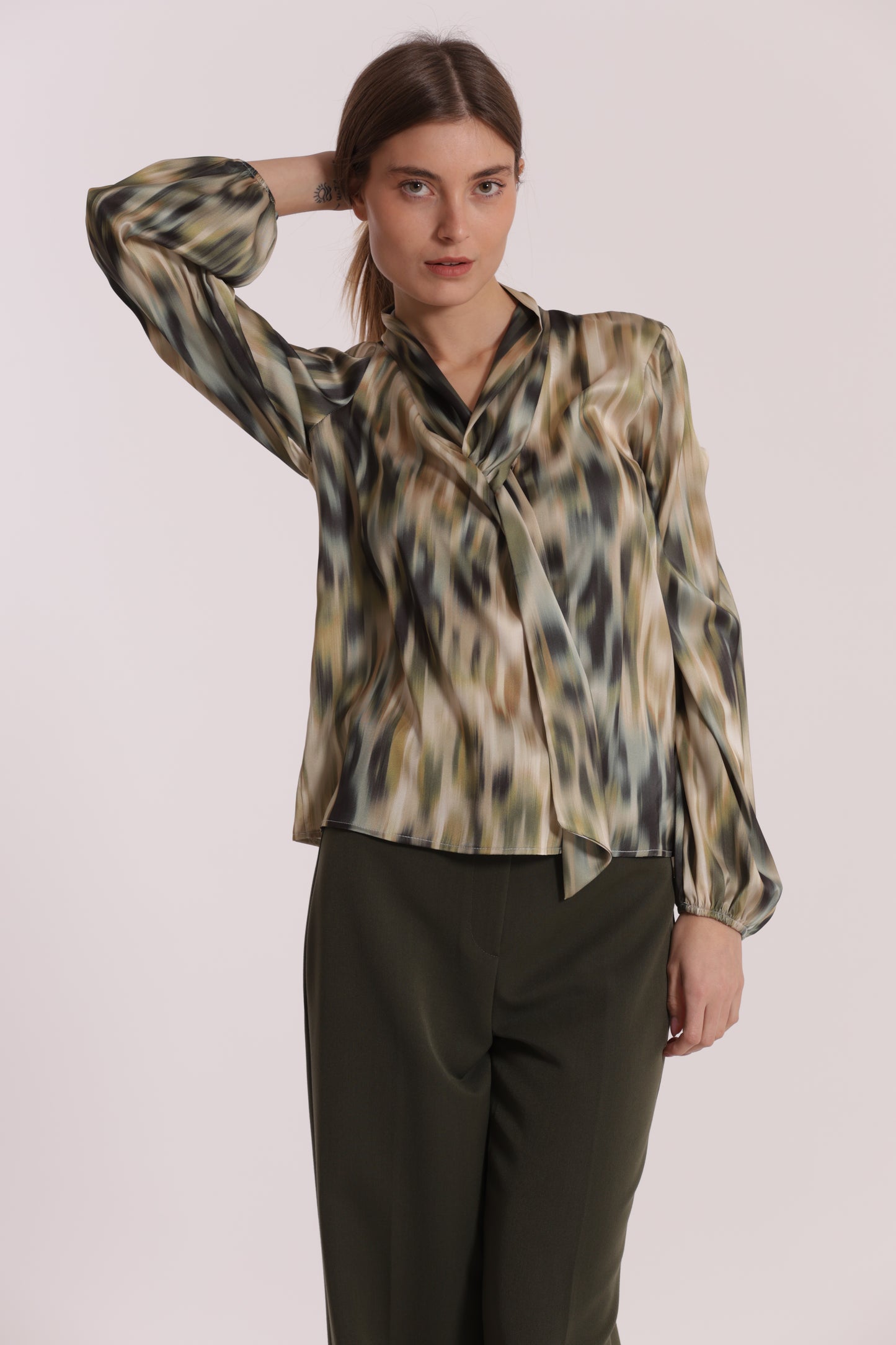 BLUSA CON CRAVATTINO FANTASIA FUSION