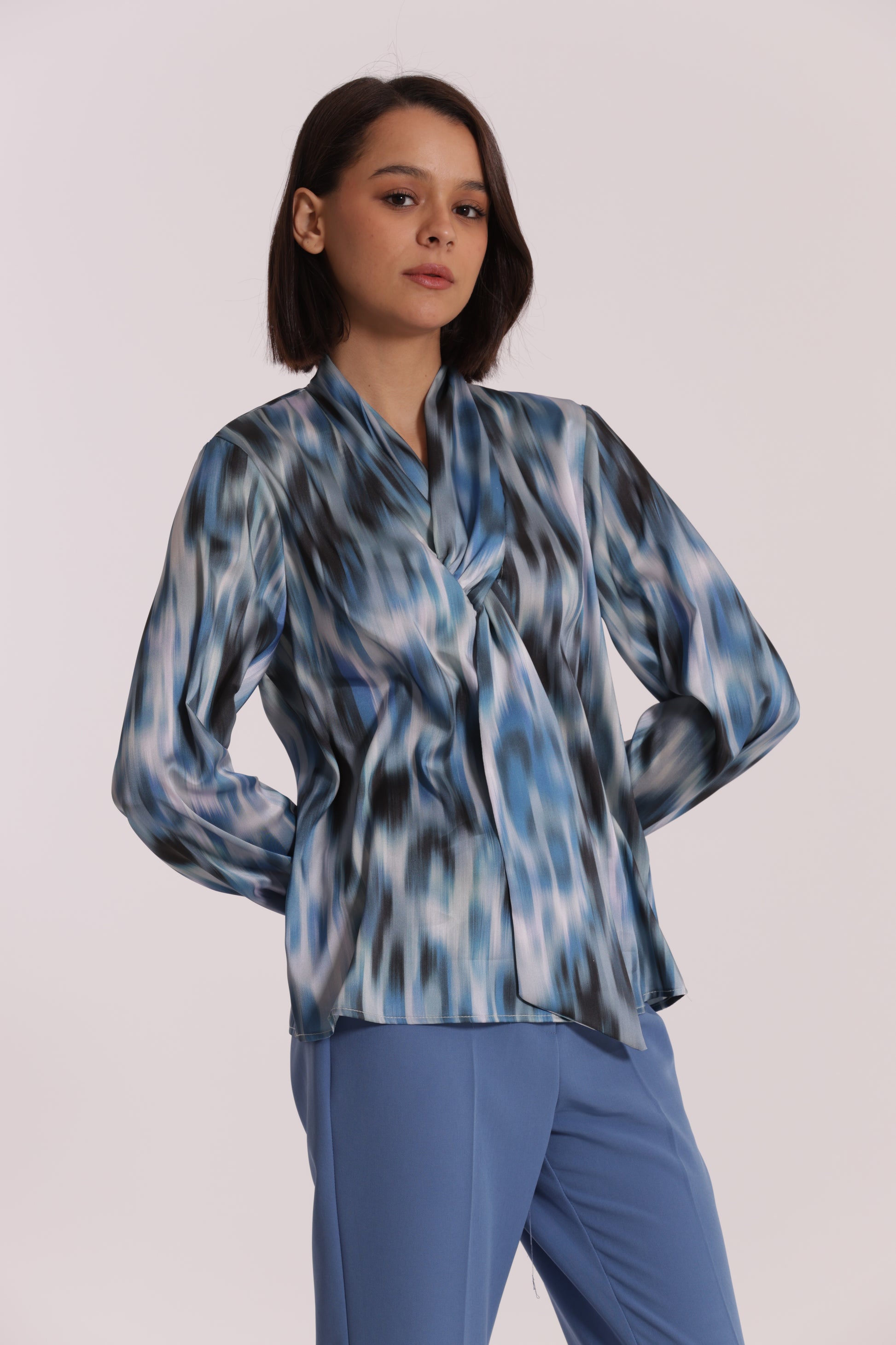 BLUSA CON CRAVATTINO FANTASIA FUSION