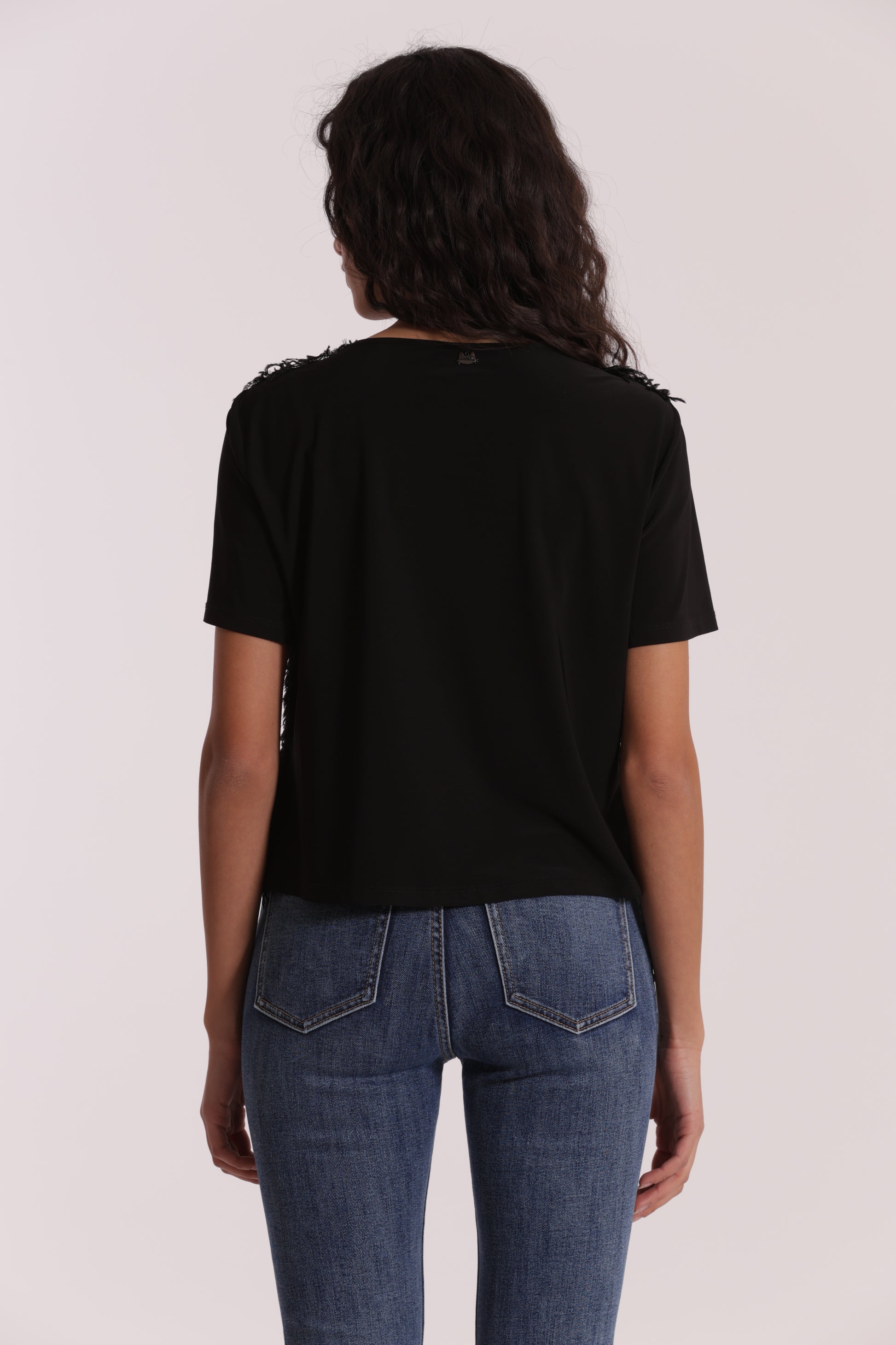 T-SHIRT CON FRANGE INCRESPATE