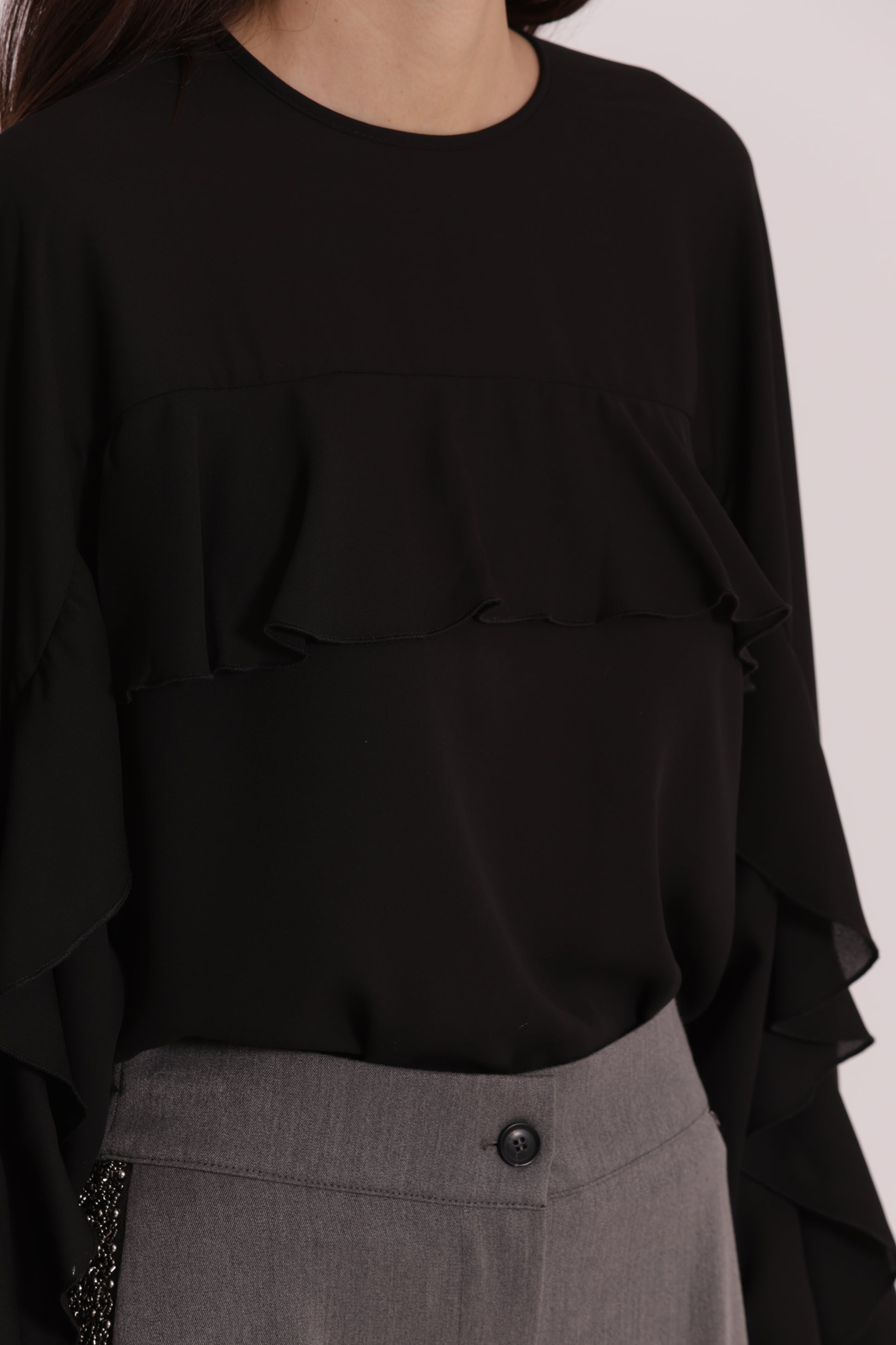 BLUSA CON ROUCHES