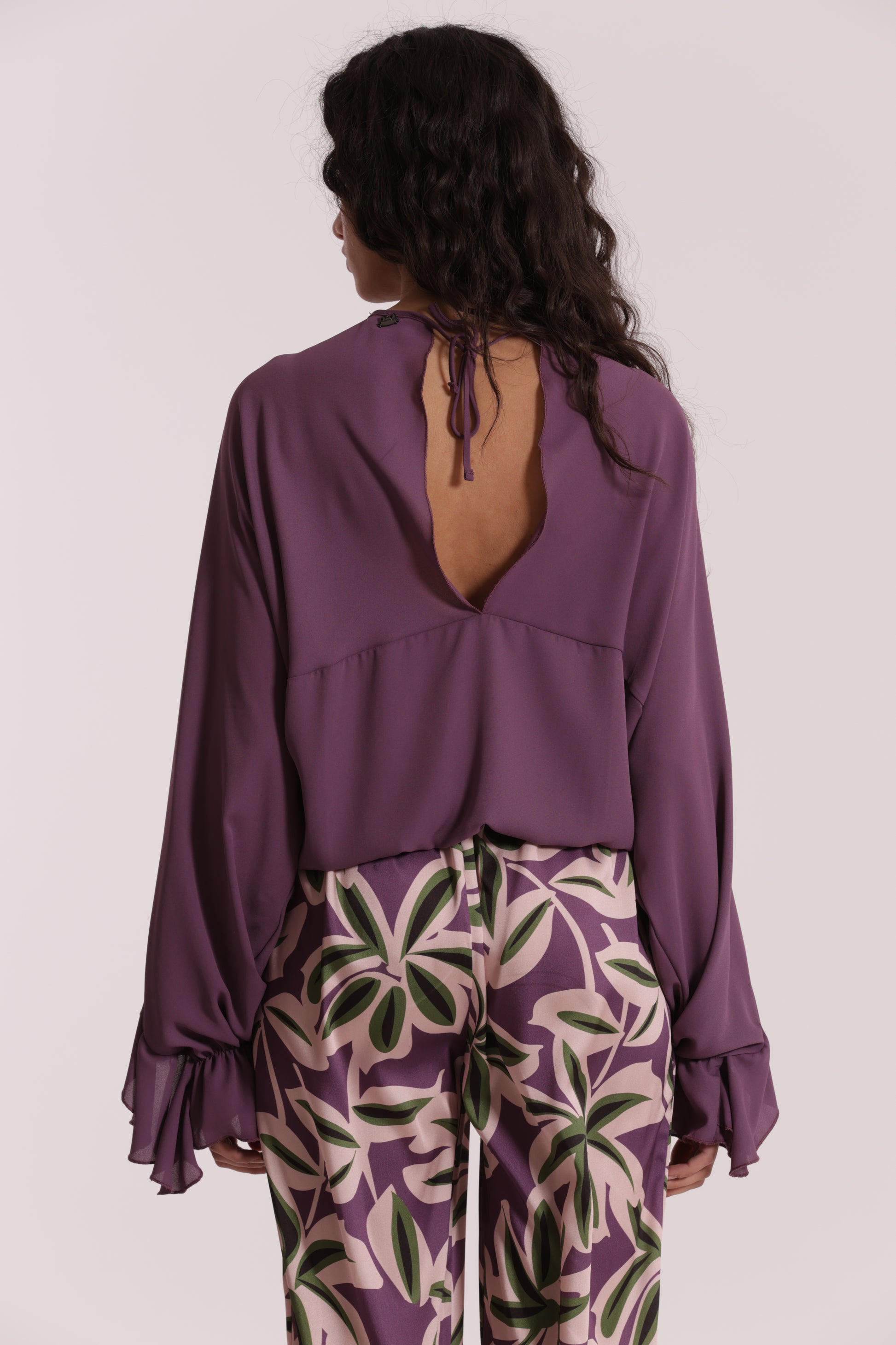 BLUSA CON ROUCHES