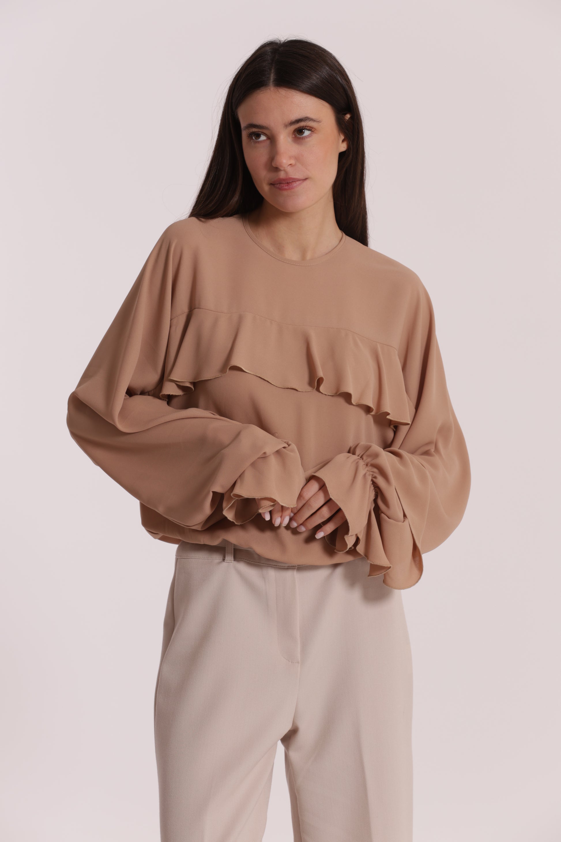 BLUSA CON ROUCHES