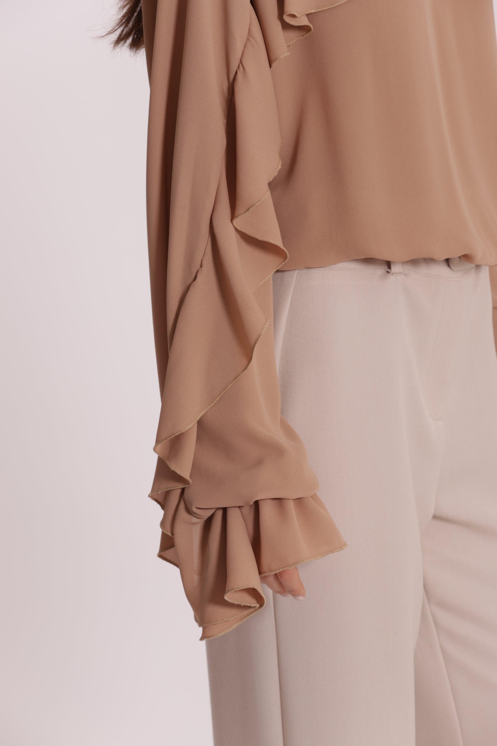 BLUSA CON ROUCHES