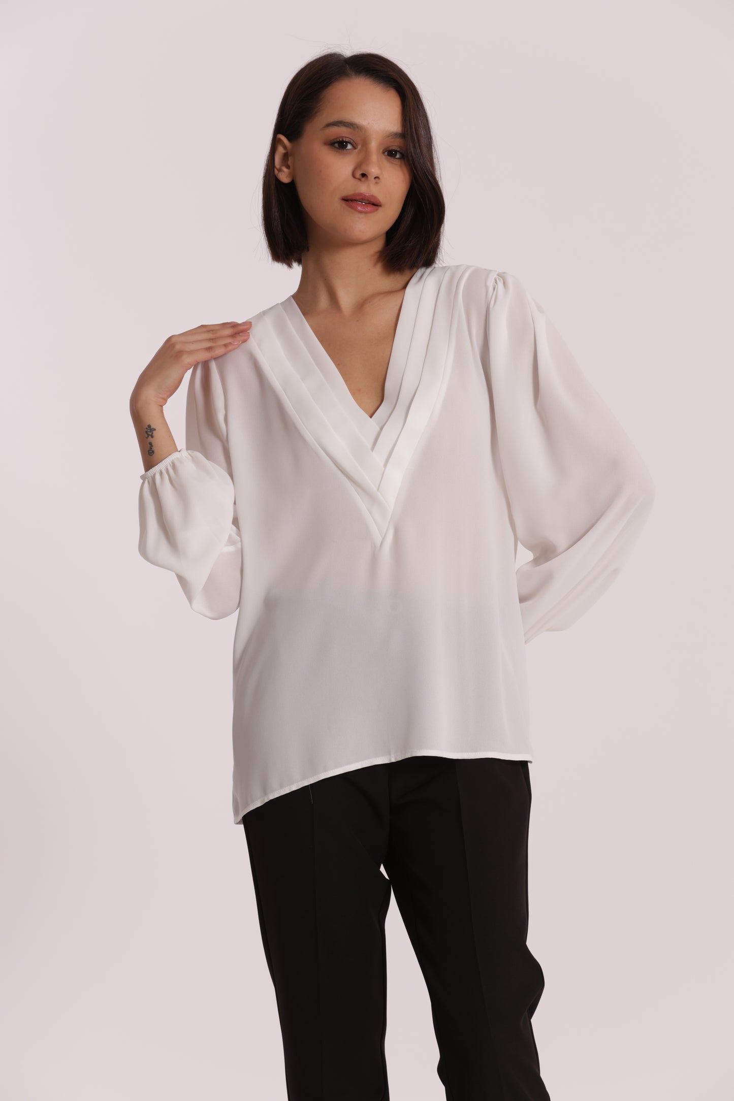 BLUSA SCOLLO A V CON DETTAGLIO SU COLLO
