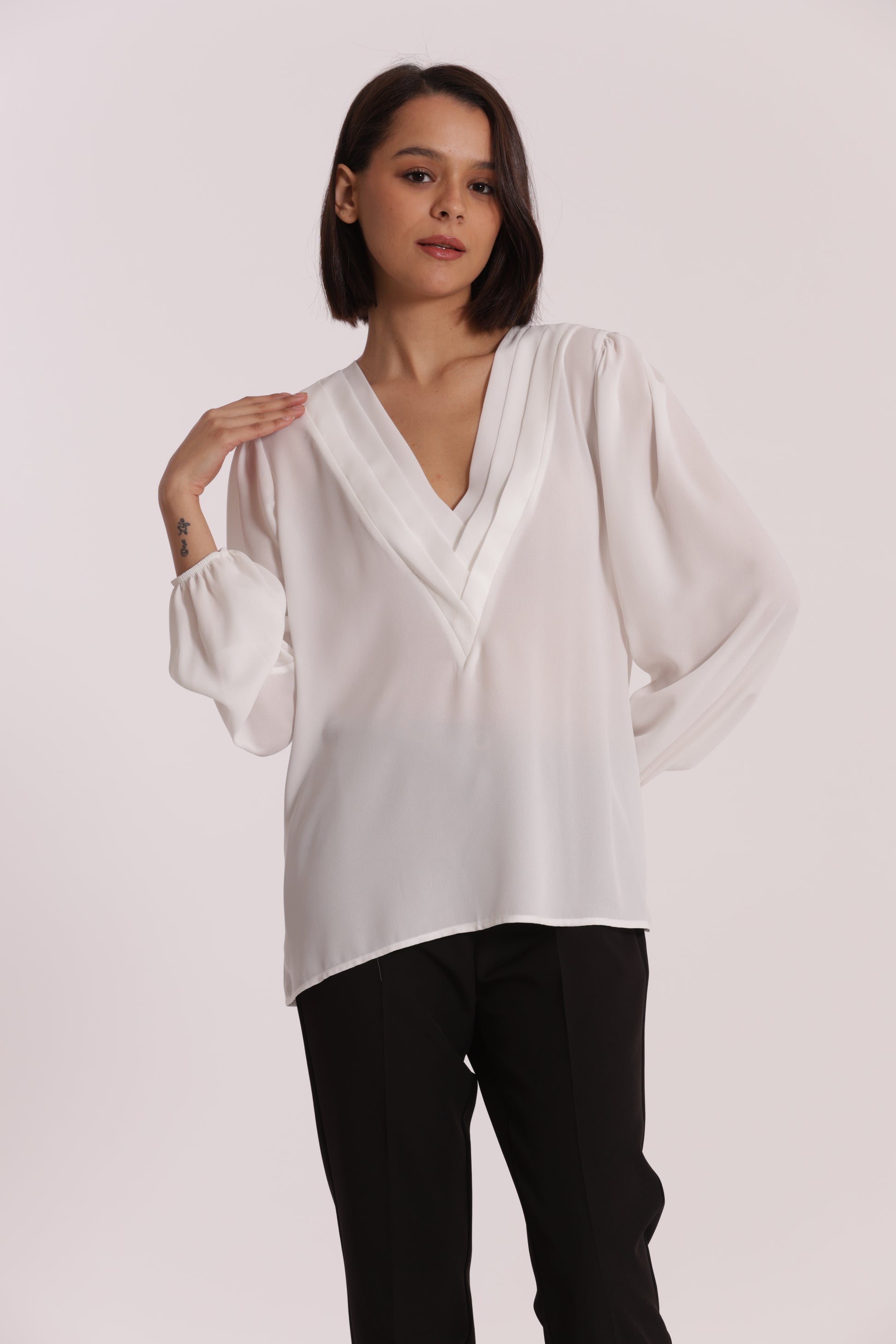 BLUSA SCOLLO A V CON DETTAGLIO SU COLLO