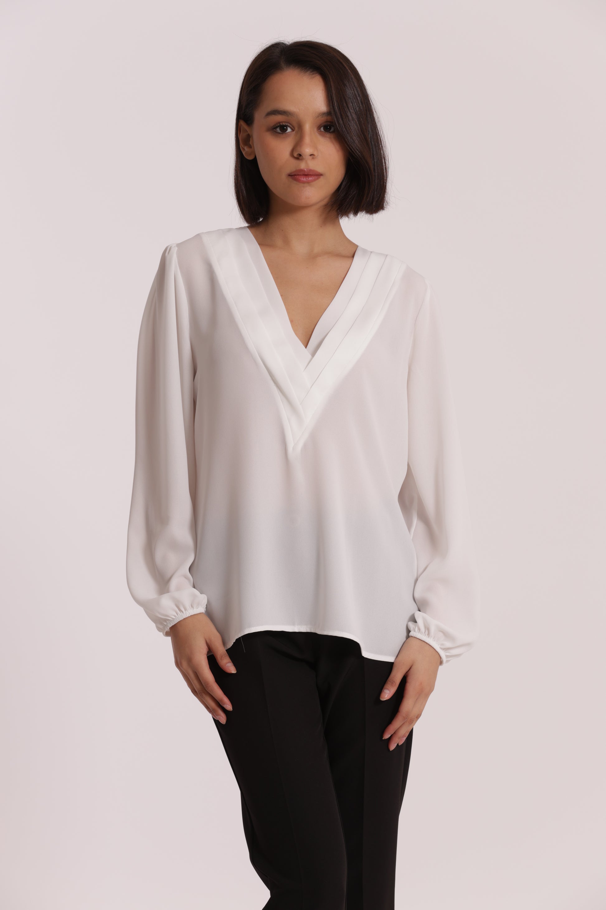 BLUSA SCOLLO A V CON DETTAGLIO SU COLLO