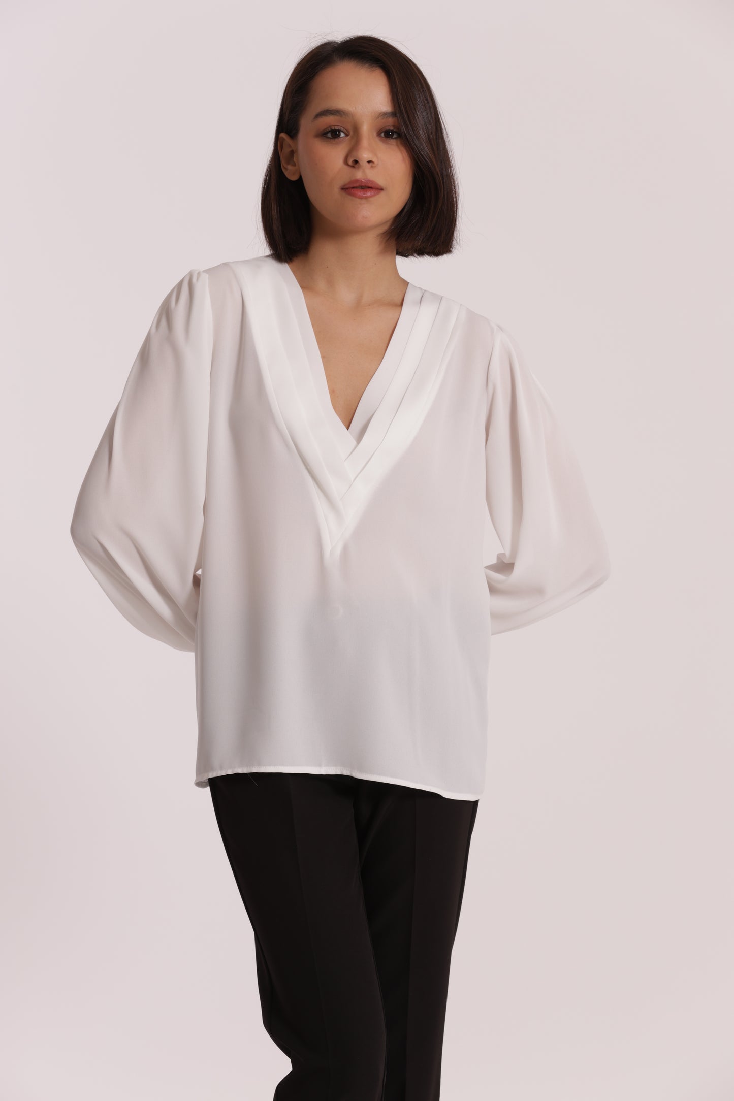 BLUSA SCOLLO A V CON DETTAGLIO SU COLLO