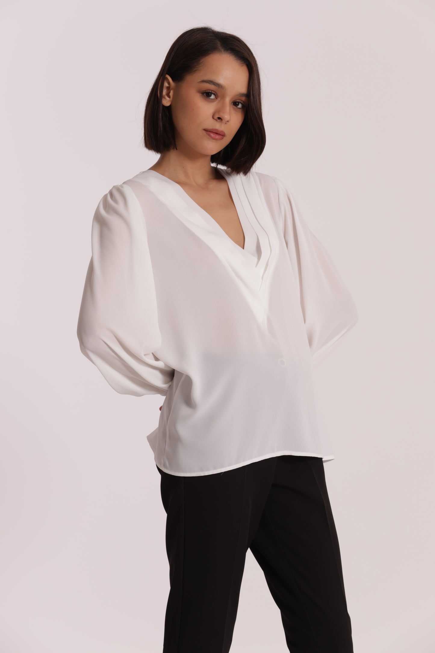 BLUSA SCOLLO A V CON DETTAGLIO SU COLLO