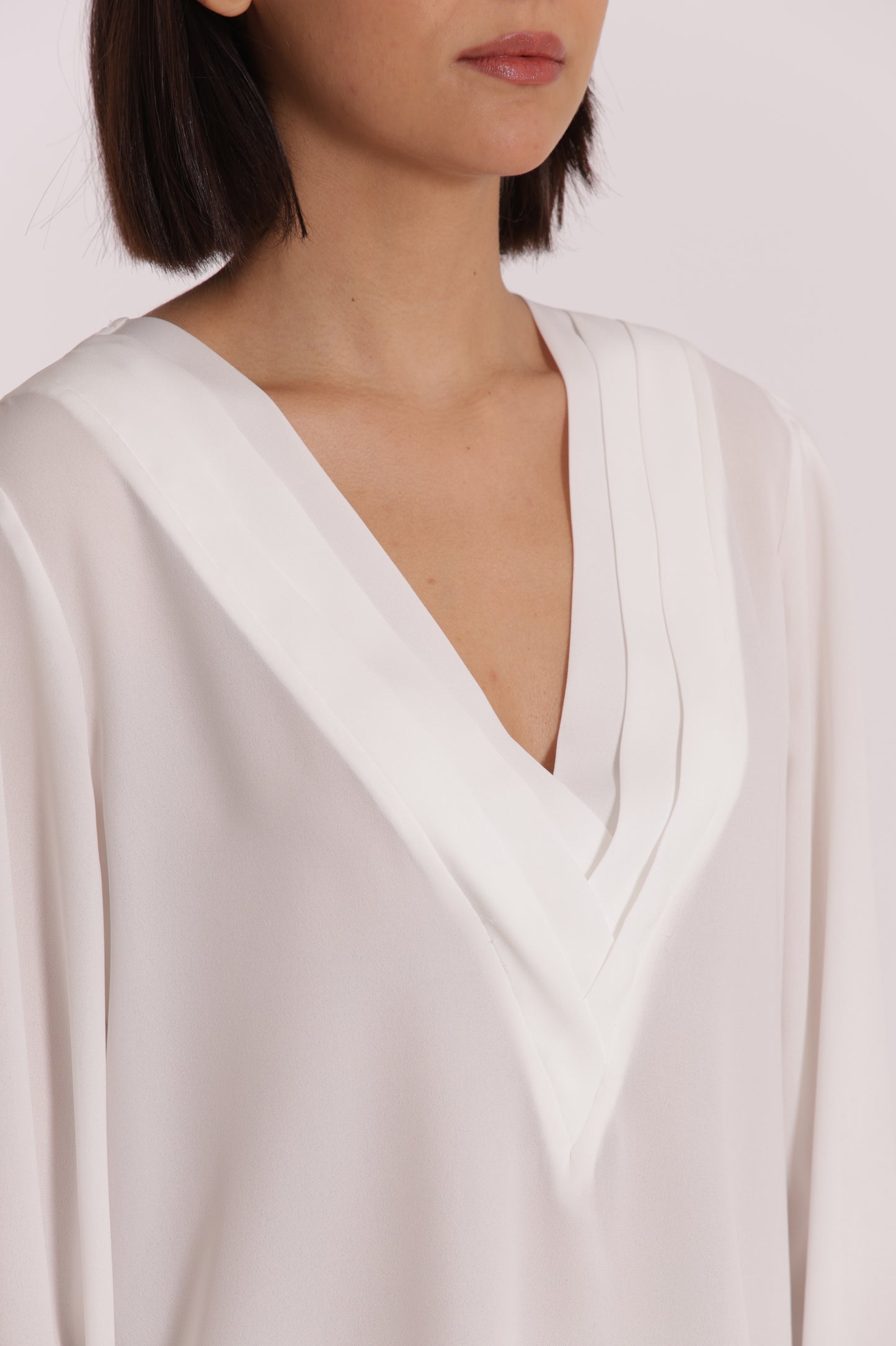 BLUSA SCOLLO A V CON DETTAGLIO SU COLLO